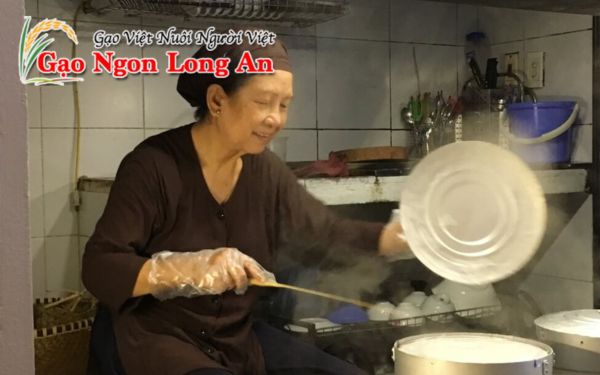 Bánh cuốn làm từ bột gạo nếp hay tẻ